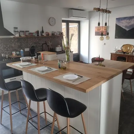 ヴィラ Comfortable Rustic House With Spacious Garden Near The *