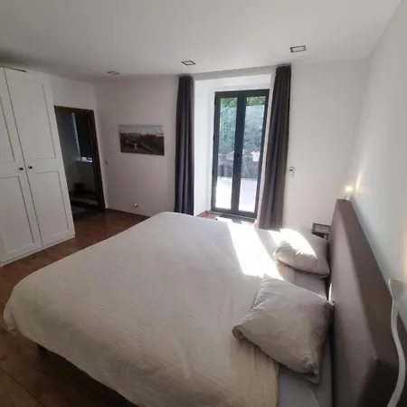 Comfortable Rustic House With Spacious Garden Near The Vila *