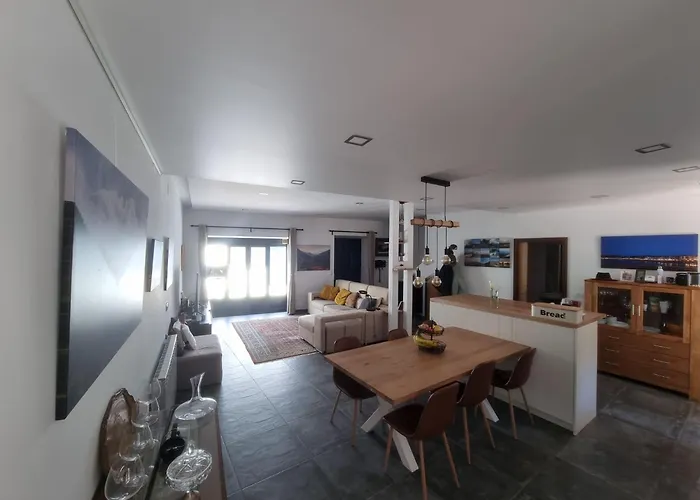 Comfortable Rustic House With Spacious Garden Near The *