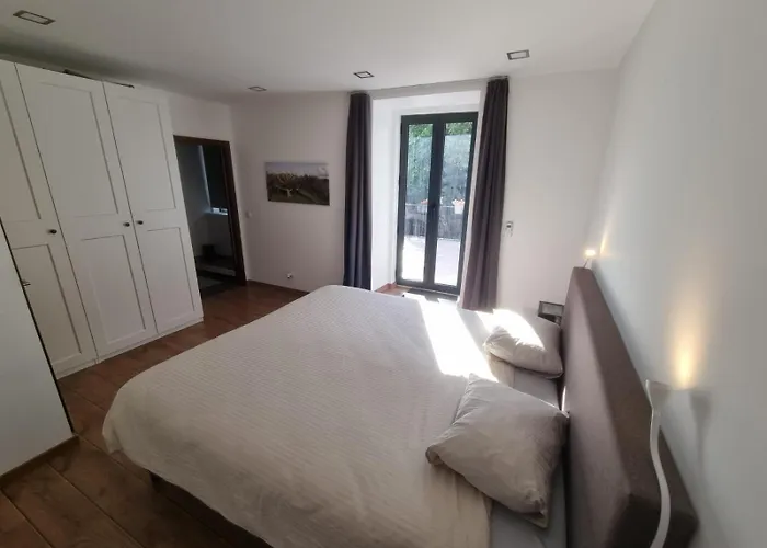 Comfortable Rustic House With Spacious Garden Near The Villa *